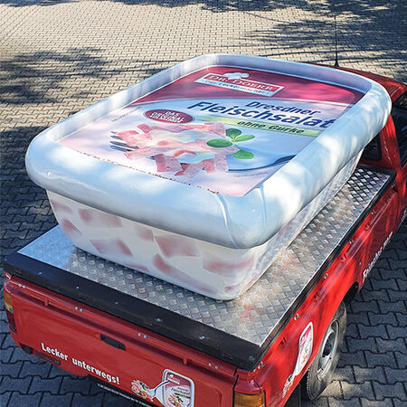 Dekorationsbau – mobile Fahrzeugwerbung: XXL Fleischsalat. Produzuert von Werbung Werker aus Dresden.
